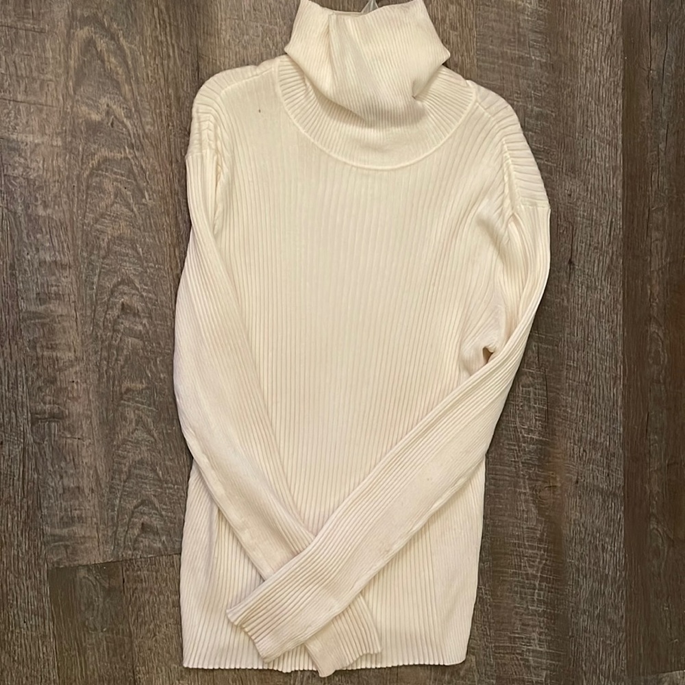 Ashley Stewart white turtle neck size 22/24